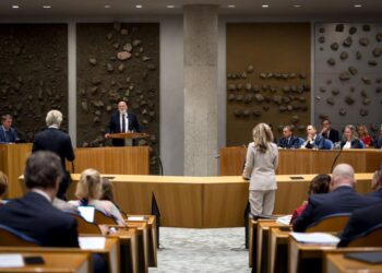 Debatteren tussen het Twitteren door: Politici tijdens de APB