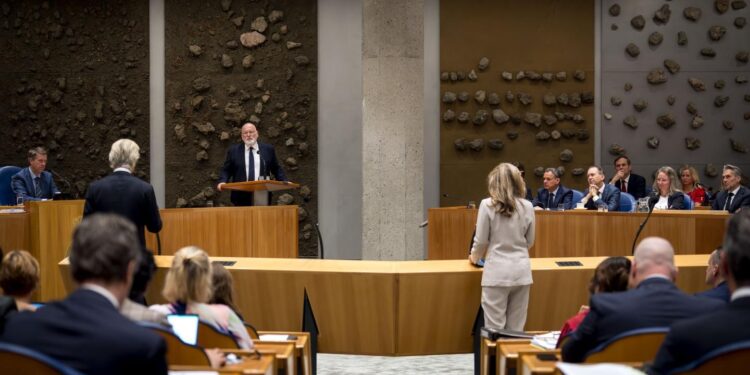 Debatteren tussen het Twitteren door: Politici tijdens de APB